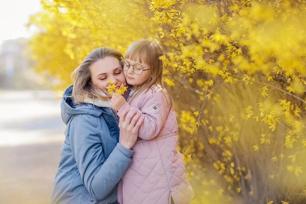 Mor och dotter leker tillsammans i en park — Stockfoto