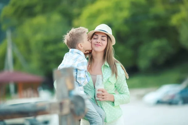 Moeder en zoon houden hand in hand — Stockfoto