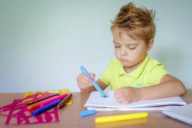 Küçük çocuk renk boya kalemi ile çizim