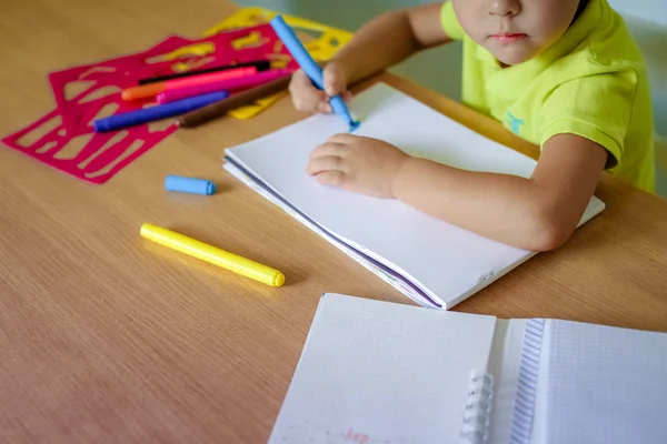 Маленький хлопчик малює з кольоровими олівцями — стокове фото