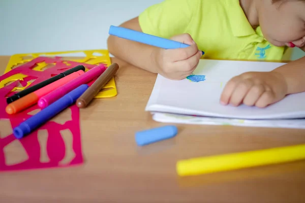 Little boy drawing with color crayons — Stock Photo, Image