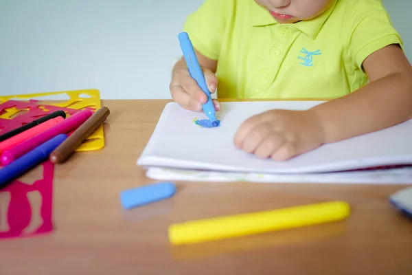 Little boy drawing with color crayons — Stock Photo, Image