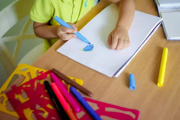 Little boy drawing with color crayons — Stock Photo, Image