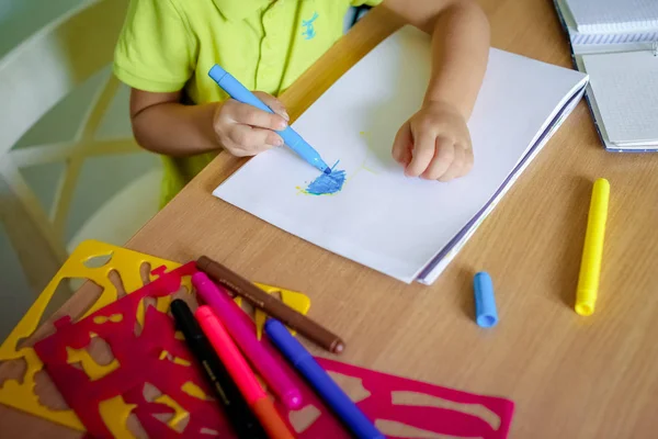 Little boy drawing with color crayons — Stock Photo, Image