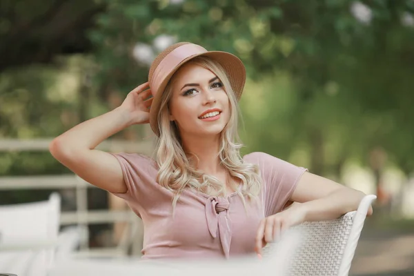 Junges Mädchen von europäischem Aussehen Sommer im Park Tag in den Strahlen der untergehenden Sonne, das Leuchten, getönte — Stockfoto