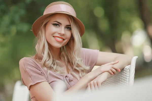 Chica joven de la apariencia europea verano en el día Parque en los rayos del sol poniente, la llamarada, tonificado —  Fotos de Stock