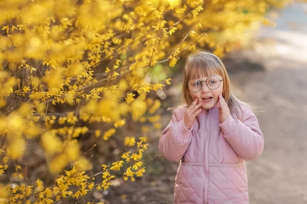 Stylová dětská dívka 5-6 roku stará módní růžová srst v podzimním parku. Dívám se na kameru. Podzimní sezóna. Dětství. Hodnoty, které představují model. — Stock fotografie