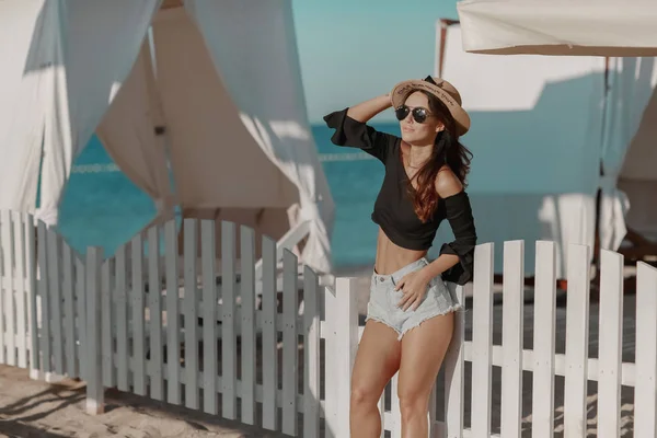 Ένα κορίτσι με μπικίνι να στέκεται στην παραλία. Καλοκαιρινές διακοπές και ιδέα για διακοπές — Φωτογραφία Αρχείου