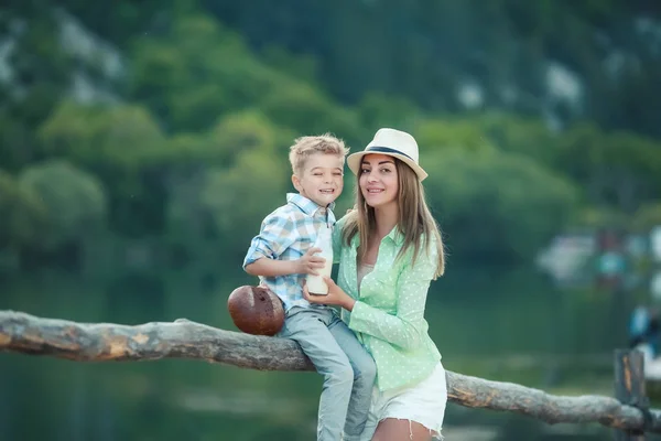 Moeder en kind samen in een weide spelen en plezier hebben — Stockfoto