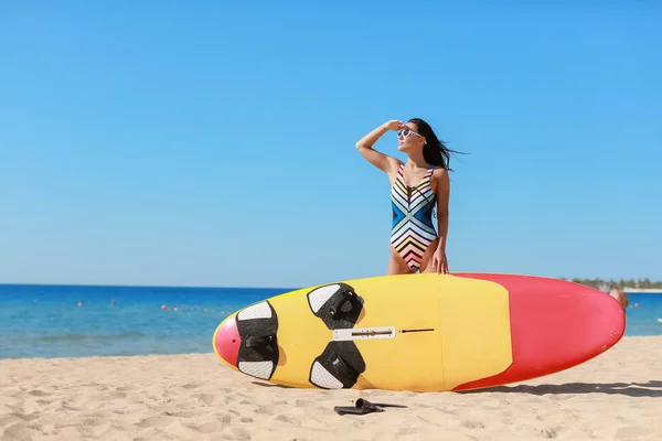 Een prachtig gelooid langbenige meisje poseren op een surf in Californië — Stockfoto