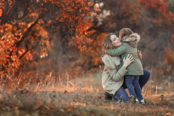 Bir pregnat Anne parkta yürüyüş sırasında çocuğuna sarılma — Stok fotoğraf