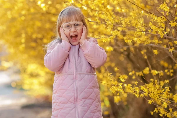 Matka a malá dcera hrají pohromadě v parku — Stock fotografie