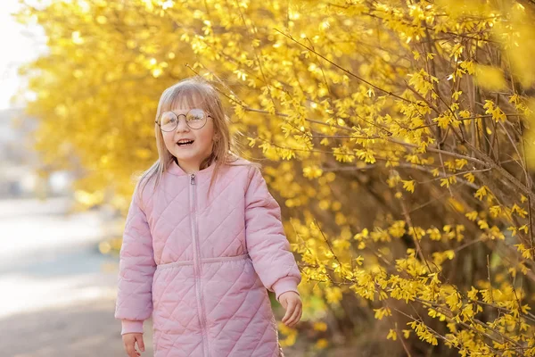 Matka a malá dcera hrají pohromadě v parku — Stock fotografie