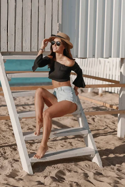 Un concepto de moda y estilo de vida - hermosa mujer en sombrero disfrutando del verano al aire libre . — Foto de Stock