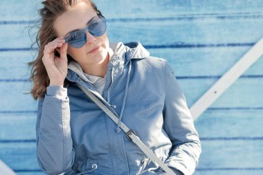 Genç bir anne ve küçük bir kız yürüyüş