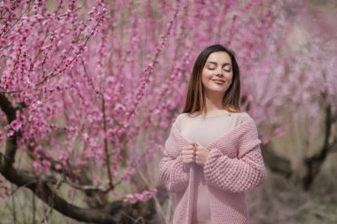 vintage tarzı muhteşem bir mor parkta güzel bir kız