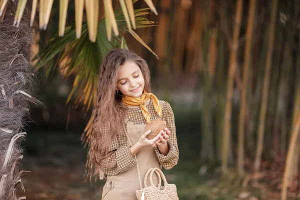 Brazilské dívky popíjí kokosovou vodu — Stock fotografie