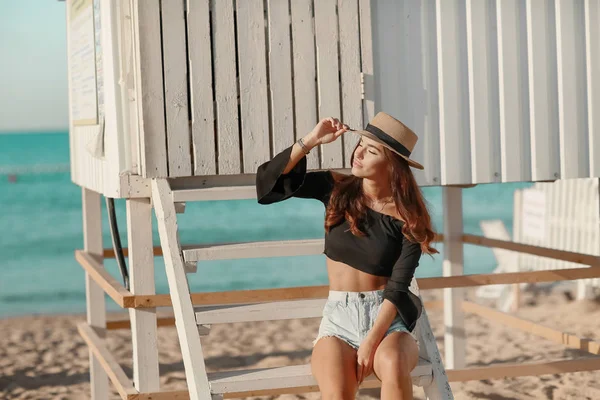 Yaz tatili ve tatil konsepti - plajda duran bikinili kız. — Stok fotoğraf
