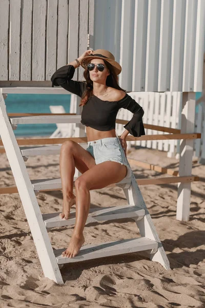 暑假和度假概念- -穿着比基尼的女孩站在海滩上 — 图库照片