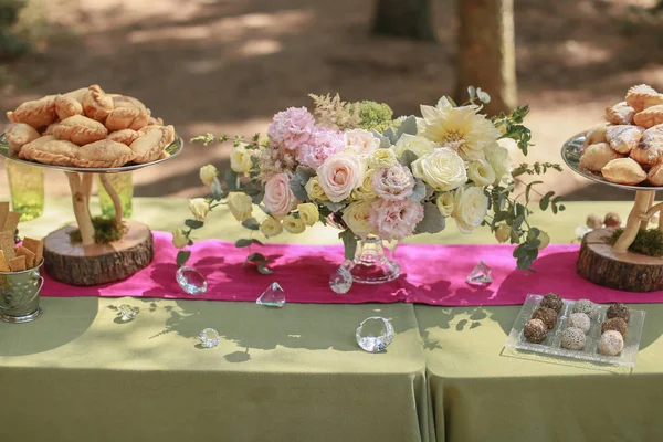 Mesa de boda festiva, decorada con dulces y bebidas — Foto de Stock