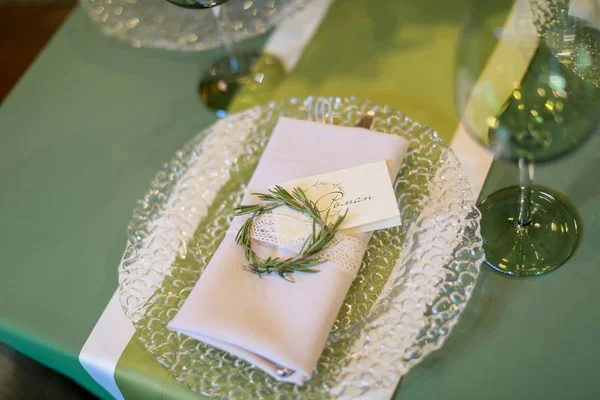 Festlicher Hochzeitstisch, dekoriert mit Süßigkeiten und Getränken — Stockfoto