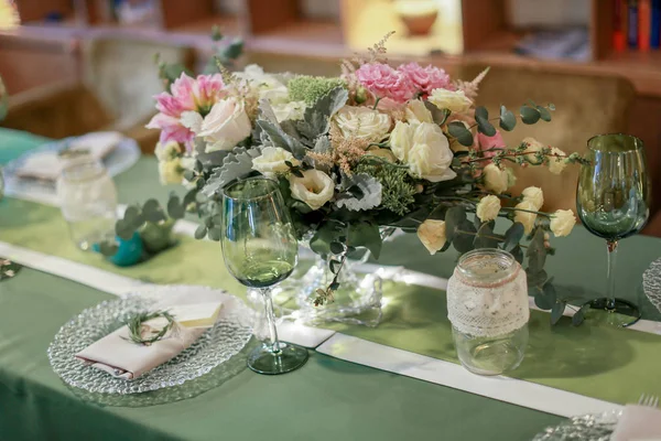 Mesa de boda festiva, decorada con dulces y bebidas — Foto de Stock