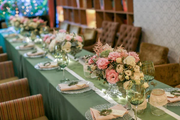 Festlicher Hochzeitstisch, dekoriert mit Süßigkeiten und Getränken — Stockfoto