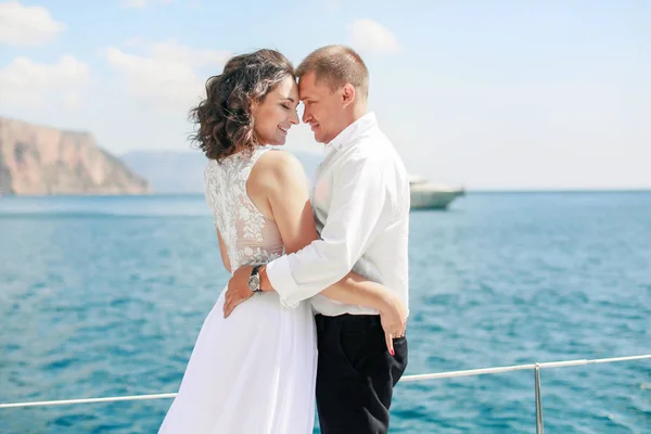 Jen manželský pár na jachtě. Šťastná nevěsta a ženich na jejich svatební den — Stock fotografie