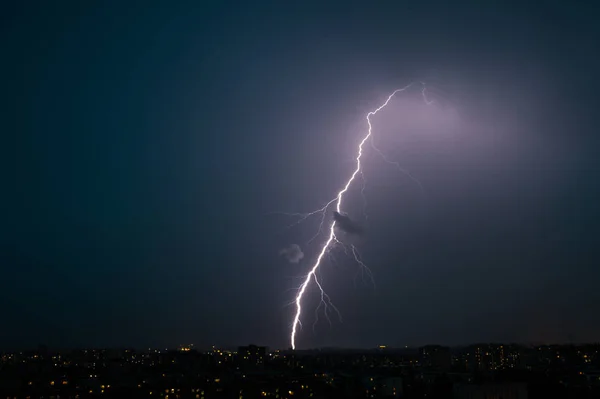 雷雨の間に街の上に夜の明るい稲妻 — ストック写真