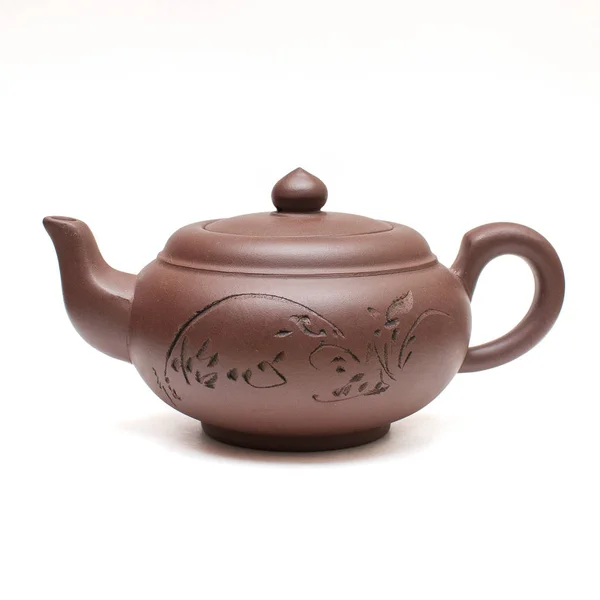 Çin çaydanlığı beyaza izole edilmiş.