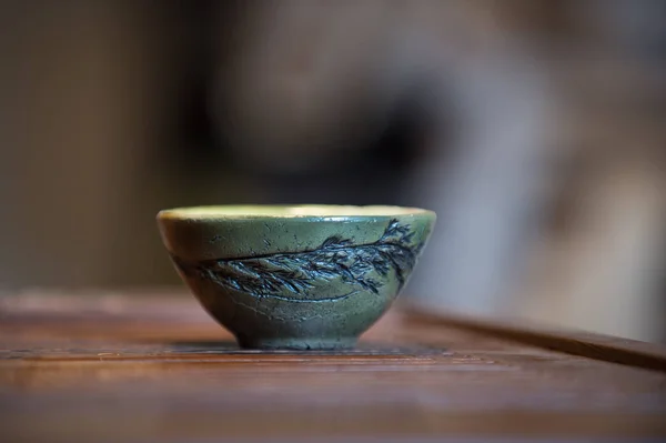 Çay Tahtasındaki Çin Çayı Için Yeşil Kil Bardak — Stok fotoğraf