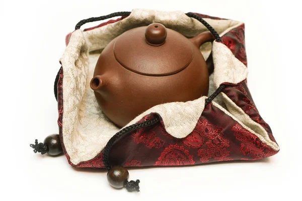 Çin çaydanlığı beyaza izole edilmiş.