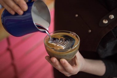 Portre resim süt dökme ve hazırlama taze kapuçino, kahve sanatçı ve hazırlık kavramı, sabah kahve el