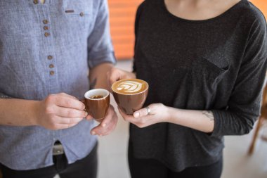 Portre resim süt dökme ve hazırlama taze kapuçino, kahve sanatçı ve hazırlık kavramı, sabah kahve el