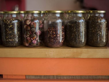 örnekleri gevşek yaprak yeşil, kırmızı, siyah ve bitkisel çay cam kavanozlar