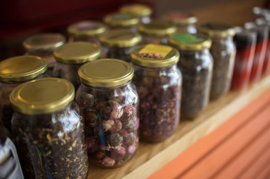 örnekleri gevşek yaprak yeşil, kırmızı, siyah ve bitkisel çay cam kavanozlar