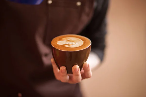 Portre resim süt dökme ve hazırlama taze kapuçino, kahve sanatçı ve hazırlık kavramı, sabah kahve el