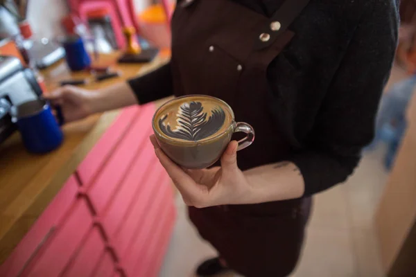 Zbliżenie Obrazu Rąk Wlewając Mleko Przygotowanie Świeże Cappuccino Kawa Artysty — Zdjęcie stockowe