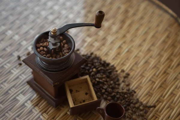 复古青铜咖啡研磨机与烘焙咖啡豆 — 图库照片