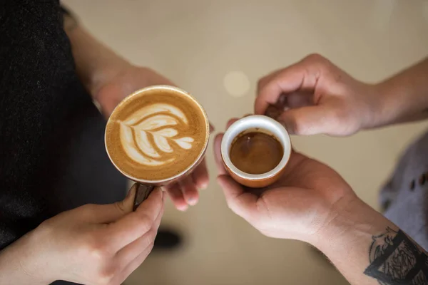 Portre resim süt dökme ve hazırlama taze kapuçino, kahve sanatçı ve hazırlık kavramı, sabah kahve el