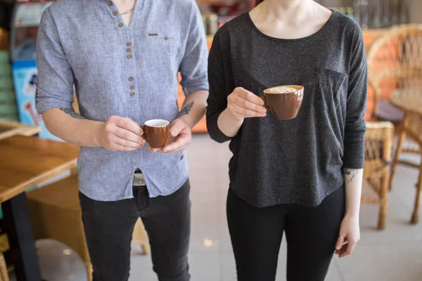 ミルクを注ぐと新鮮なカプチーノ コーヒーのアーティストと準備の概念 朝のコーヒーの準備の手のクローズ アップ画像 — ストック写真