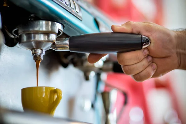 Barista咖啡店制作咖啡准备服务概念 — 图库照片