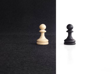 Zavallı satranç taşları siyah ve beyaz arka planda karşıtların olarak karşı karşıya çifti.
