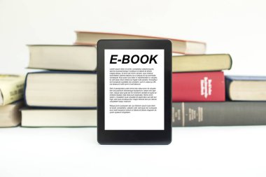 E-kitap aygıt beyaz izole arka planda kitaplarla.