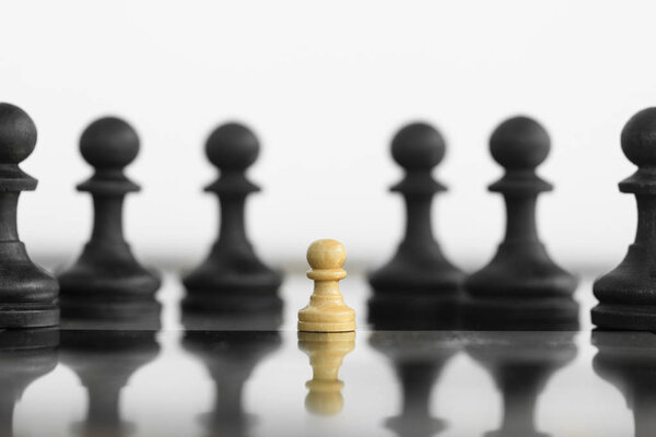 Уверенность в себе белый пеон стоит перед черной шахматной армией перед лицом конфронтации
.