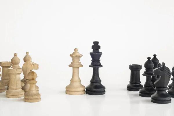 Белая Королева Черный Король Традиционно Участвующие Шахматной Игре Встречаются Вместе — стоковое фото