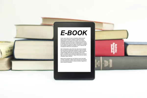 E-kitap aygıt beyaz izole arka planda kitaplarla.