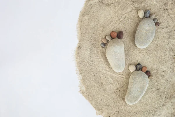 Skupina Oblázkových Kamenů Písku Vytváří Forma Nohy Izolovaném Bílém Pozadí — Stock fotografie