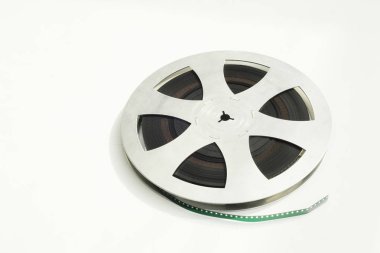 Beyaz izole arkaplanda film makarasının ayrıntıları.