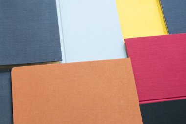 Arka planı renkli kitap kapakları.